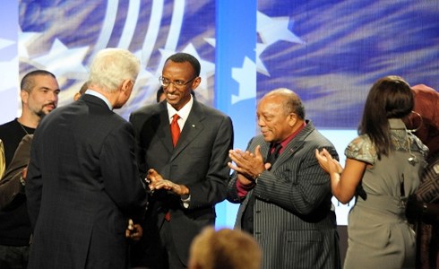 Kagame-gets-2009-Clinton-Global-Citizen-Award-from-Bill-Clinton-092409