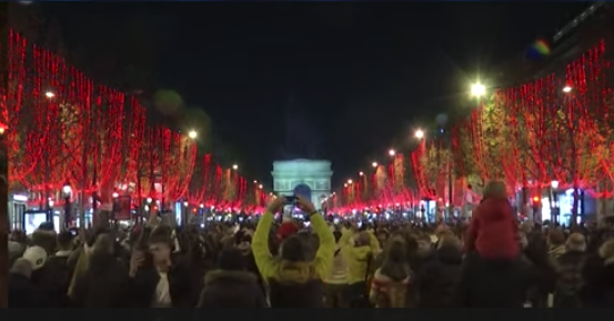 Coup d'envoi des illuminations de Noël sur les Champs-Élysées, tout de rouge vêtus