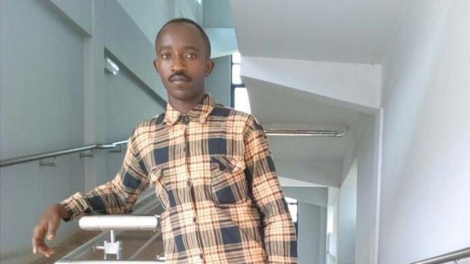 Image caption Flavien Ngaboyamahina est mort dans un hôpital de Kigali Les détails sur la façon dont il a été battu ne sont pas encore connus, des sources à Karenge ont confirmé à la BBC être au courant de l'incident, mais beaucoup ont peur de dire ouvertement ce qu'ils savent. Lorsque M. Ngaboyamahina a été enterré jeudi, la police a envoyé un émissaire qui a dit à la famille que justice serait faite, a confirmé un autre membre de la famille. Le Rwanda a récemment été placé par Tedros Ghebreyesus, de l'OMS, parmi les pays qui "gèrent bien la pandémie" [de coronavirus]. Ce pays d'Afrique de l'Est fait également partie des trois pays africains - le seul de la région sub-saharienne - dont les citoyens sont actuellement autorisés malgré la pandémie à voyager dans la zone Schengen de l'Europe de l'Est. L'opposition dans le pays a condamné les violations des droits de l'homme et l'utilisation excessive de la force par les agents de sécurité pour faire appliquer les mesures de lutte contre la Covid-19. Image caption Des personnes punies dans un stade pour le non-respect des mesures barrières contre le coronavirus au Rwanda Au cours des deux dernières semaines de juillet, plus de 60 000 personnes ont été punies pour ne pas avoir porté de masque, avoir enfreint le couvre-feu ou ne pas avoir respecté une distance sociale d'un mètre, a déclaré le ministère de l'Intérieur. Plus de 27 000 personnes ont été punies pour ne pas avoir porté de masque, 23 000 pour avoir enfreint le couvre-feu et 12 000 pour ne pas avoir respecté la distance sociale, a tweeté le ministère. La plupart d'entre eux sont arrêtés et emmenés dans des stades ou des écoles où ils sont obligés de rester assis toute la nuit ou toute la journée.