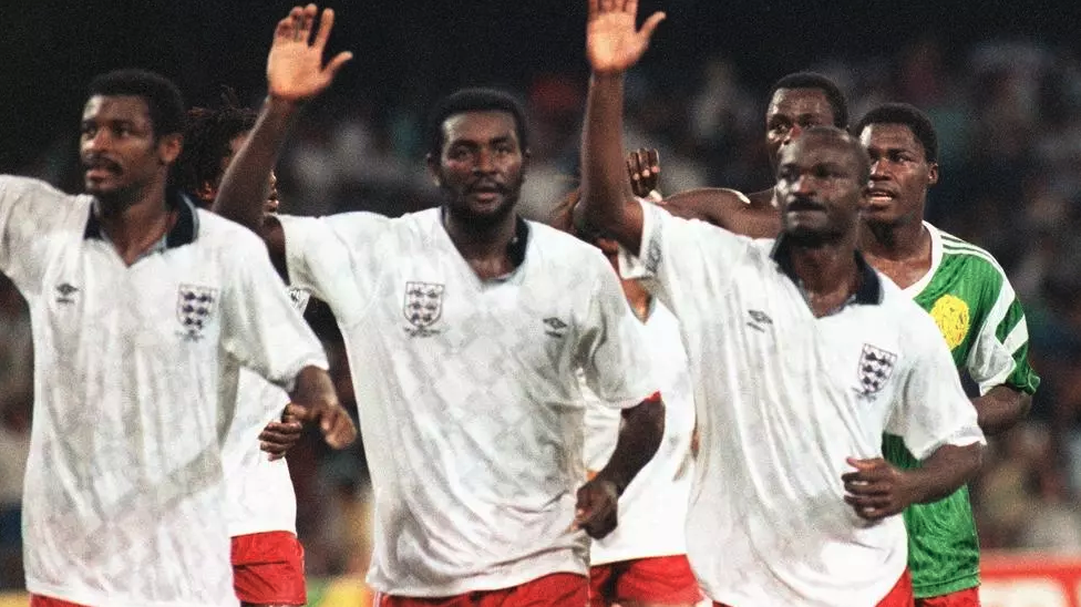 Stephen Tataw, au centre entre François Omam Biyick et Roger Milla, le 1er juillet 1990 après l'élimination du Cameroun face à l'Angleterre en quarts de finale de la Coupe du monde en Italie. Georges Gobert/AFP