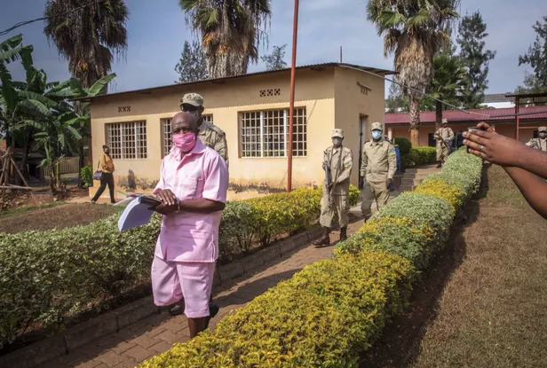 Paul Rusesabagina en habits de détenu à Kigali, le 25 septembre 2020. Il a été arrêté un mois auparavant Muhizi Olivier/AP/SIPA